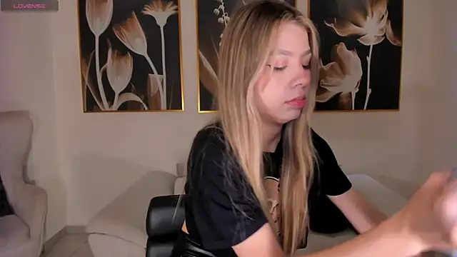 Snapshot of TiffannySins chatting on May 30, 2026, 5:40 pm TiffannySins online show from May 30, 2026, 5:40 pm