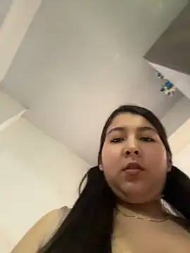 Snapshot of evelyn_1702 chatting on June 25, 2026, 6:35 pm evelyn 1702 online show from June 25, 2026, 6:35 pm