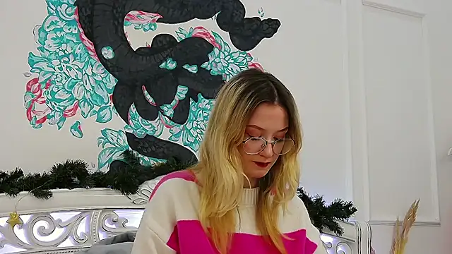 Snapshot of MaeLili chatting on December 23, 2025, 7:29 am MaeLili online show from December 23, 2025, 7:29 am