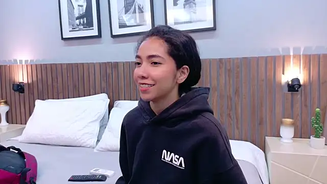 luna roja25 online show from March 4, 2026, 12:35 pm