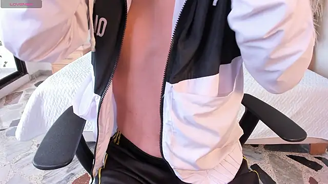 Snapshot of LiamDeep chatting on March 8, 2026, 9:18 pm LiamDeep online show from March 8, 2026, 9:18 pm