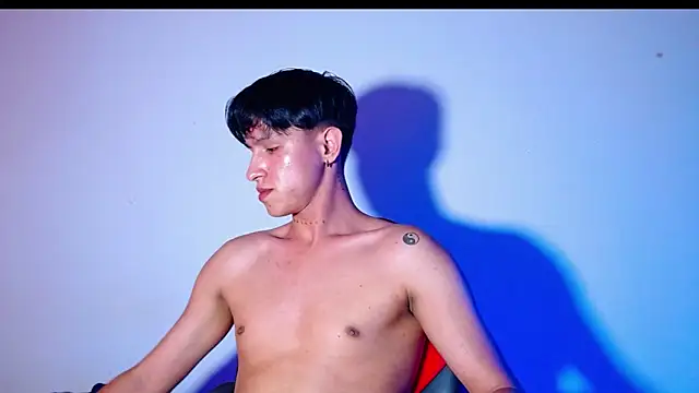 rowanbigboy23 online show from December 2, 2025, 8:21 pm