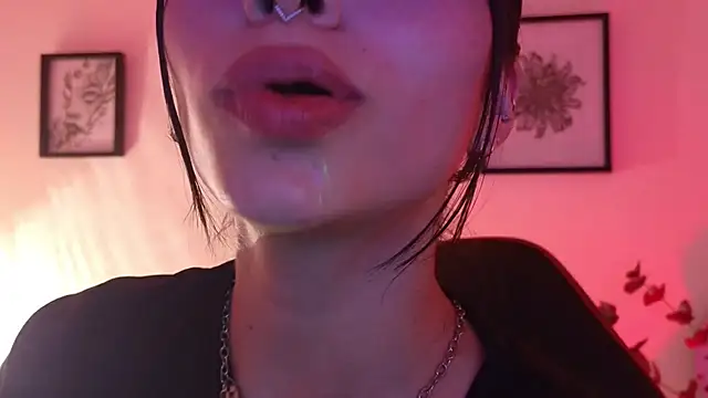 Hollyxx  online show from May 5, 2026, 2:14 am