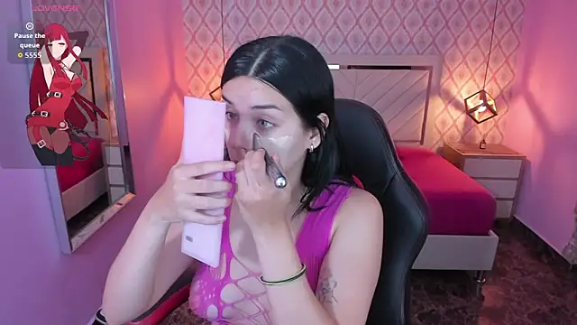 CHRISTY TEIGEN4 online show from September 11, 2025, 7:25 pm