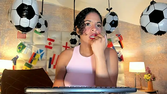 SheyLopez online show from June 16, 2026, 3:06 am