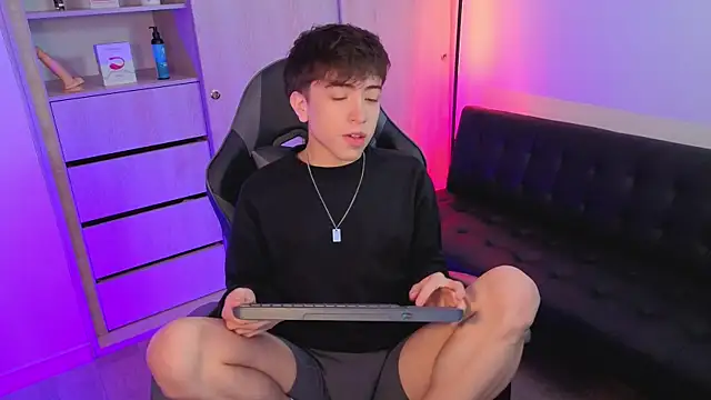 onlinenico online show from October 1, 2025, 8:02 pm