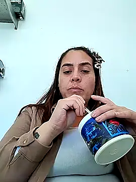 denissebombon online show from February 9, 2026, 6:39 pm