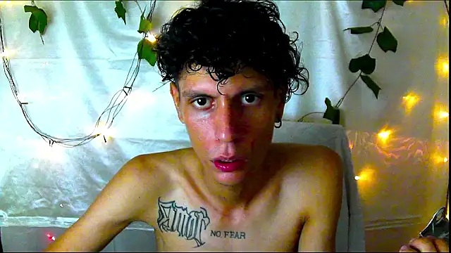 Snapshot of Crxxxsh chatting on September 18, 2025, 8:23 pm Crxxxsh online show from September 18, 2025, 8:23 pm