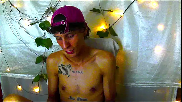 Snapshot of Crxxxsh chatting on September 20, 2025, 7:13 am Crxxxsh online show from September 20, 2025, 7:13 am