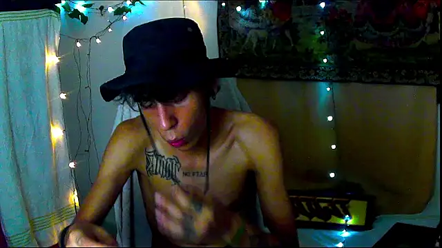 Snapshot of Crxxxsh chatting on September 18, 2025, 7:55 am Crxxxsh online show from September 18, 2025, 7:55 am