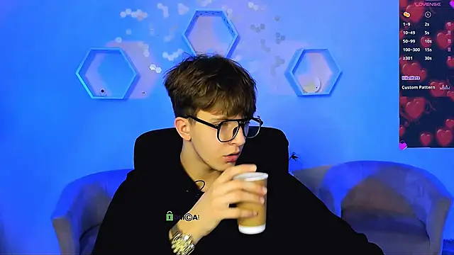 travis wolf  online show from December 1, 2025, 8:32 pm