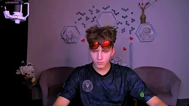 travis wolf  online show from September 22, 2025, 7:20 pm