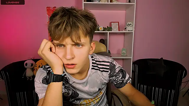 travis wolf  online show from September 8, 2025, 7:13 pm