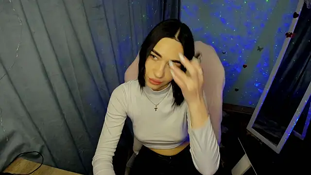 Snapshot of Bella_Night4 chatting on January 6, 2026, 7:45 am Bella Night4 online show from January 6, 2026, 7:45 am