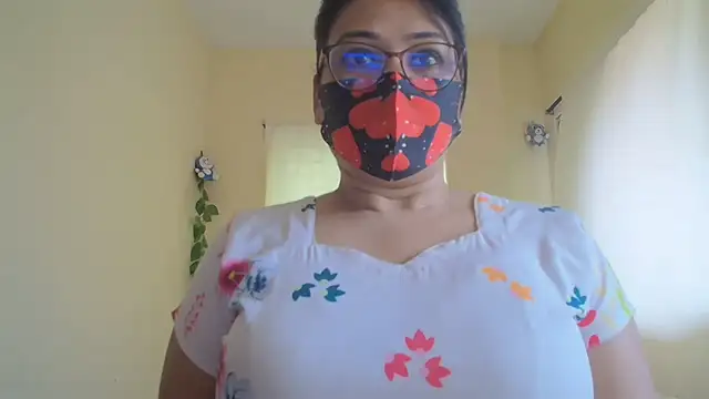 Snapshot of Elena_cruz5 chatting on August 5, 2026, 4:28 am Elena cruz5 online show from August 5, 2026, 4:28 am