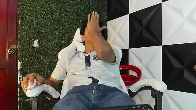 bull cam online show from November 5, 2025, 7:17 pm