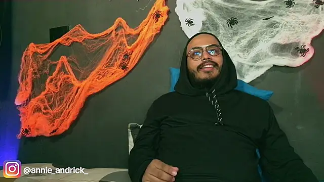  leda swan  online show from October 23, 2025, 2:05 pm