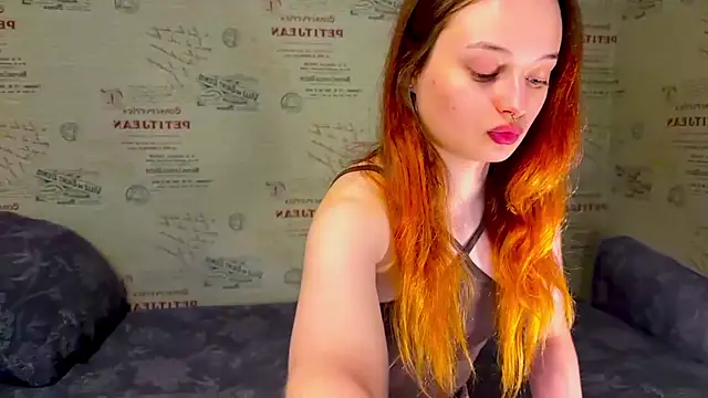 Snapshot of emi_less chatting on June 18, 2026, 6:02 pm emi less online show from June 18, 2026, 6:02 pm