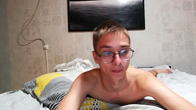 glasses cat online show from May 5, 2026, 8:12 pm
