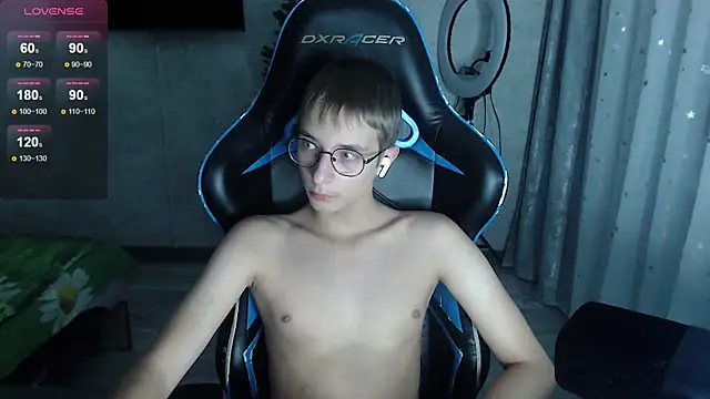 glasses cat online show from January 15, 2026, 4:21 pm