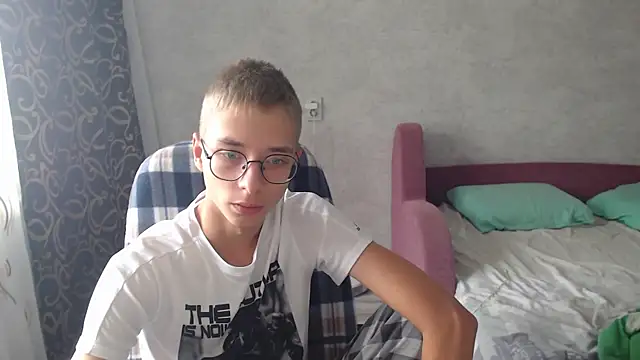 glasses cat online show from September 23, 2025, 7:48 am