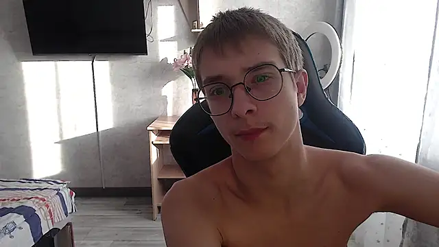 glasses cat online show from January 18, 2026, 11:13 am