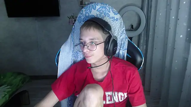 glasses cat online show from February 28, 2026, 7:35 pm