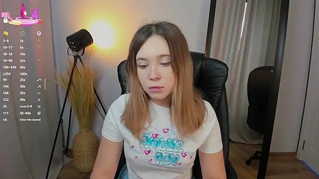 Lina Glow online show from October 18, 2025, 6:37 am