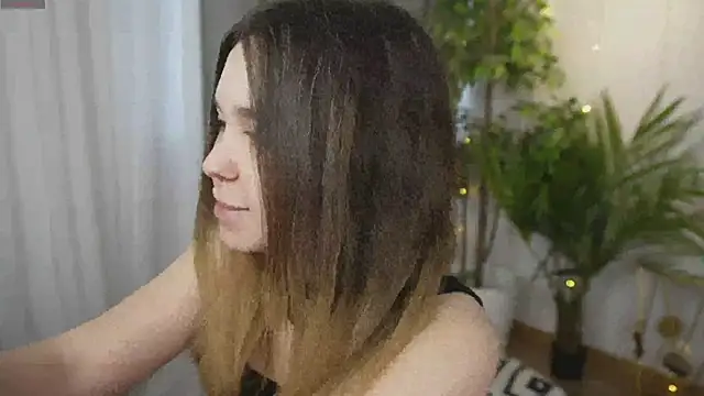 Lina Glow online show from March 18, 2026, 6:49 am