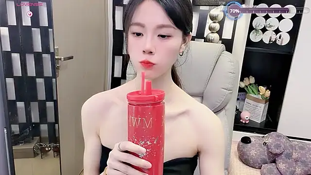 Yueyue-MM online show from June 18, 2026, 3:49 am