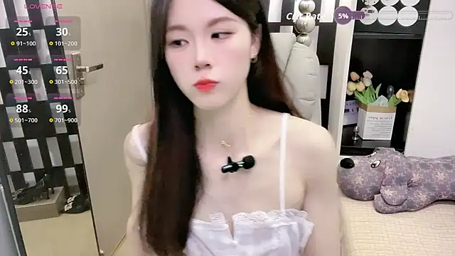 Yueyue-MM online show from April 19, 2026, 1:23 pm