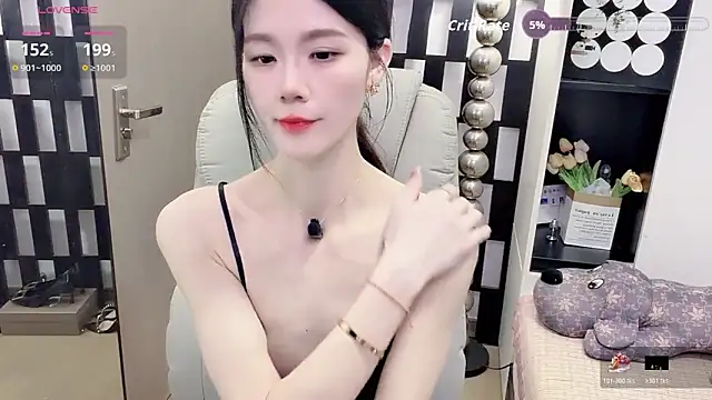 Yueyue-MM online show from May 1, 2026, 12:32 pm