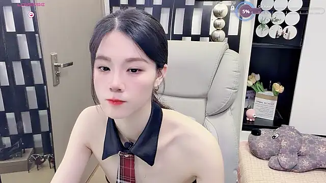 Yueyue-MM online show from June 12, 2026, 3:04 am