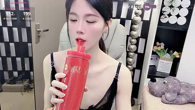 Yueyue-MM online show from May 4, 2026, 1:20 am