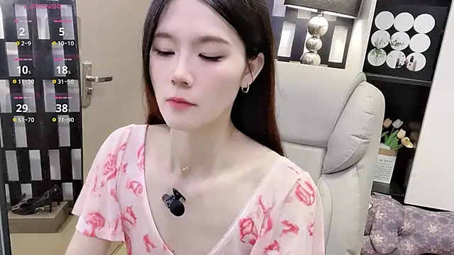 Yueyue-MM online show from December 4, 2025, 2:49 pm