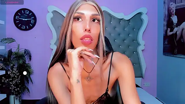 Honey Moontsts online show from May 4, 2026, 12:52 pm