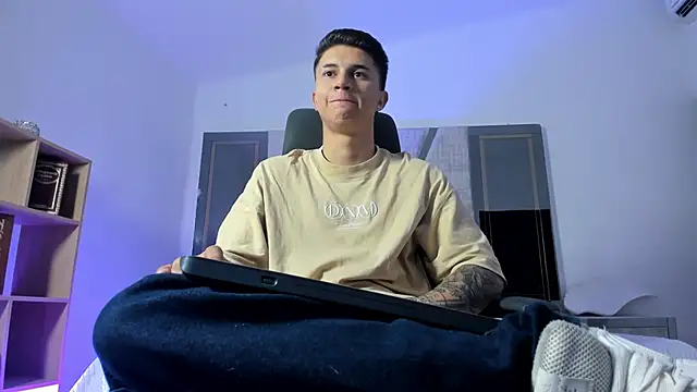 liaamsmiith  online show from September 9, 2025, 12:36 pm