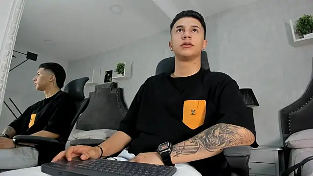 liaamsmiith  online show from October 4, 2025, 12:28 pm