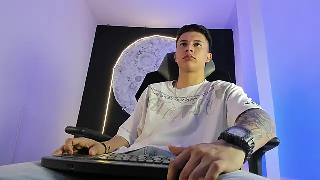 liaamsmiith  online show from November 3, 2025, 12:31 pm