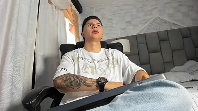 liaamsmiith  online show from October 11, 2025, 12:28 pm