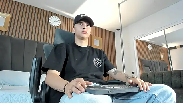 liaamsmiith  online show from October 2, 2025, 12:19 pm