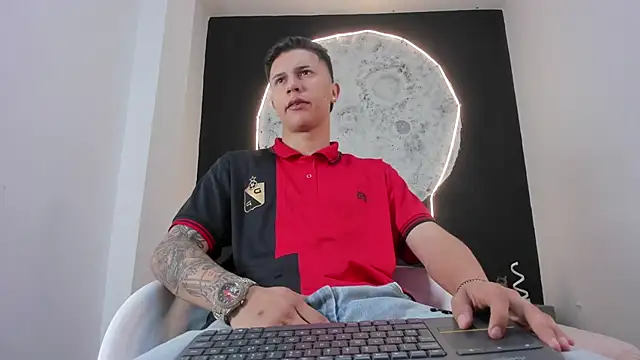 liaamsmiith  online show from October 18, 2025, 12:18 pm