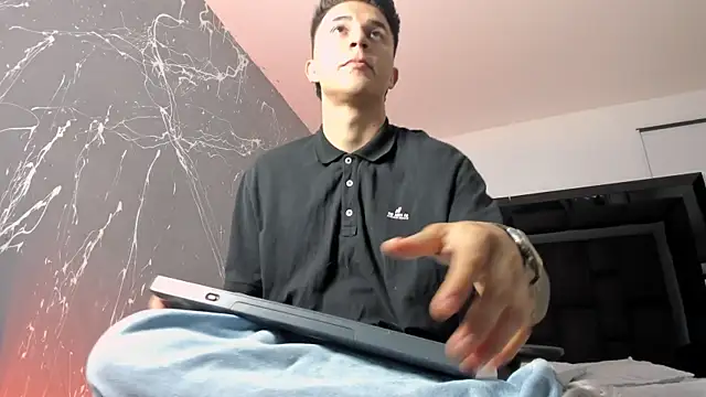 liaamsmiith  online show from September 20, 2025, 11:48 am