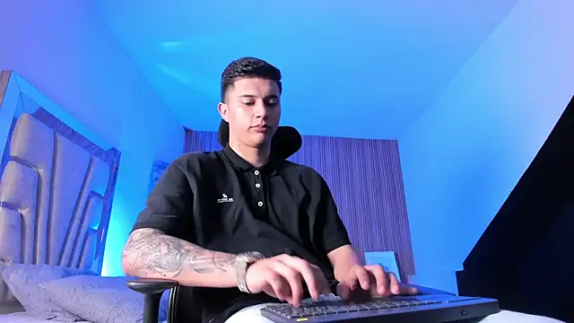 liaamsmiith  online show from October 1, 2025, 12:20 pm