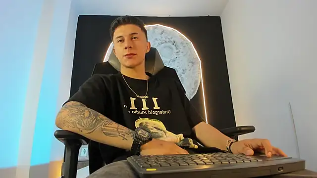 liaamsmiith  online show from November 1, 2025, 11:59 am