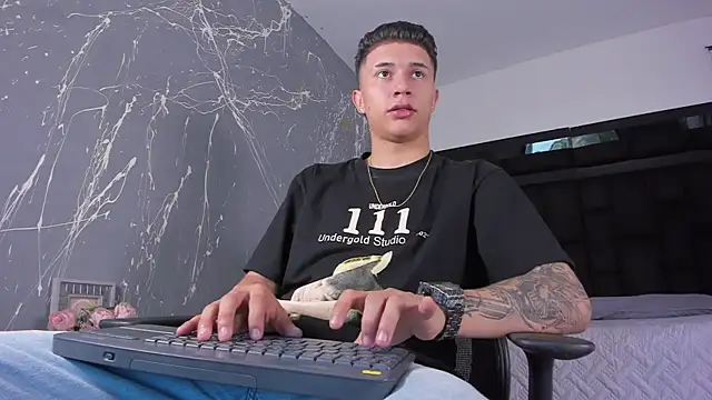 liaamsmiith  online show from November 17, 2025, 12:09 pm