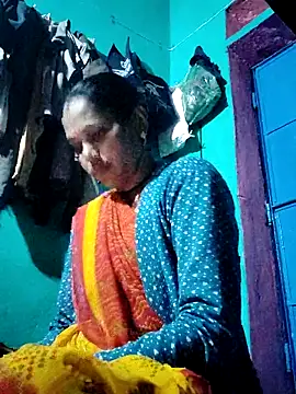 Pooja750 online show from December 17, 2025, 2:22 pm