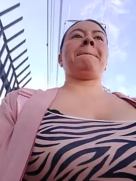 Snapshot of Hannah-colx chatting on June 20, 2026, 12:10 pm Hannah-colx online show from June 20, 2026, 12:10 pm