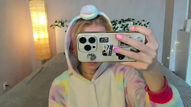 Pink Lila18 online show from September 9, 2025, 8:13 am