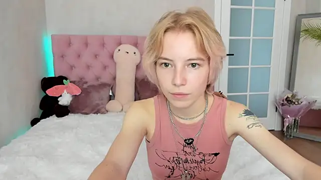 Pink Lila18 online show from September 15, 2025, 9:43 am